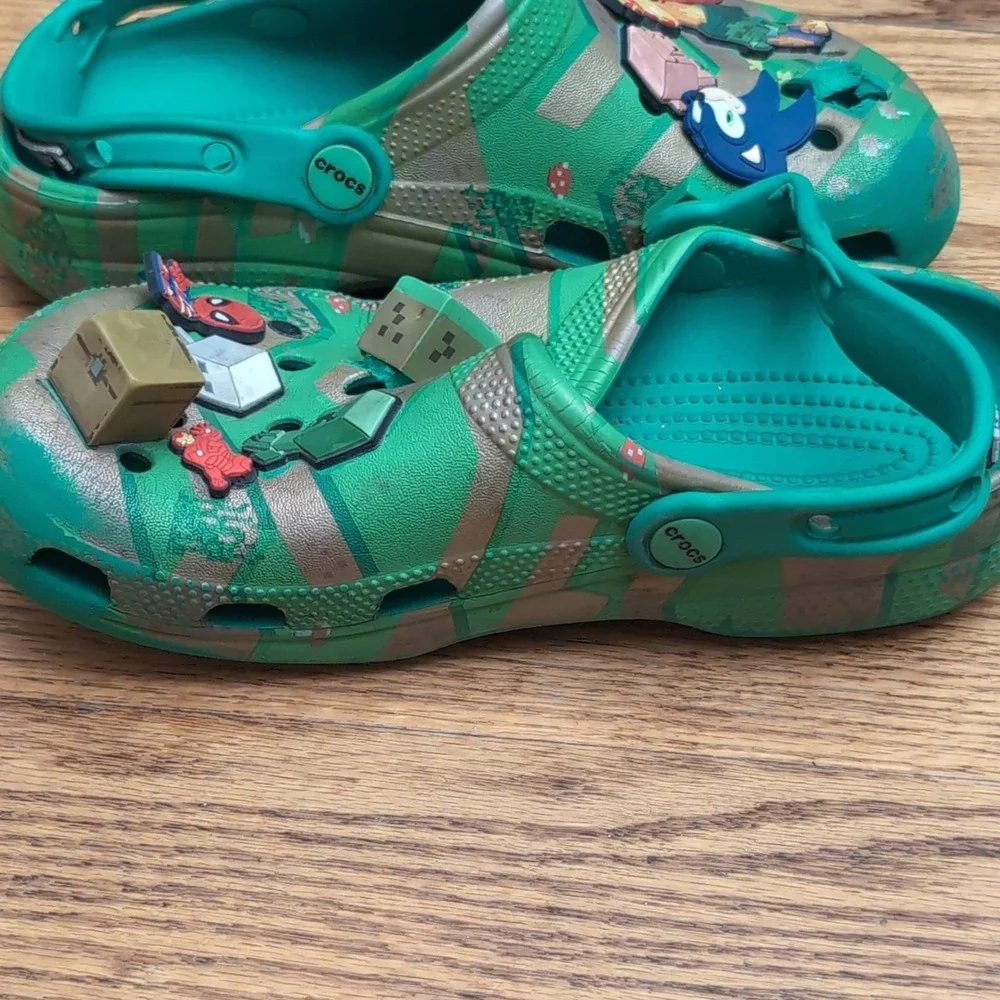 Crocs Minecraft Classic Clogs Unisex Kids J5 Green Bronze Slip On Jibbitz Print